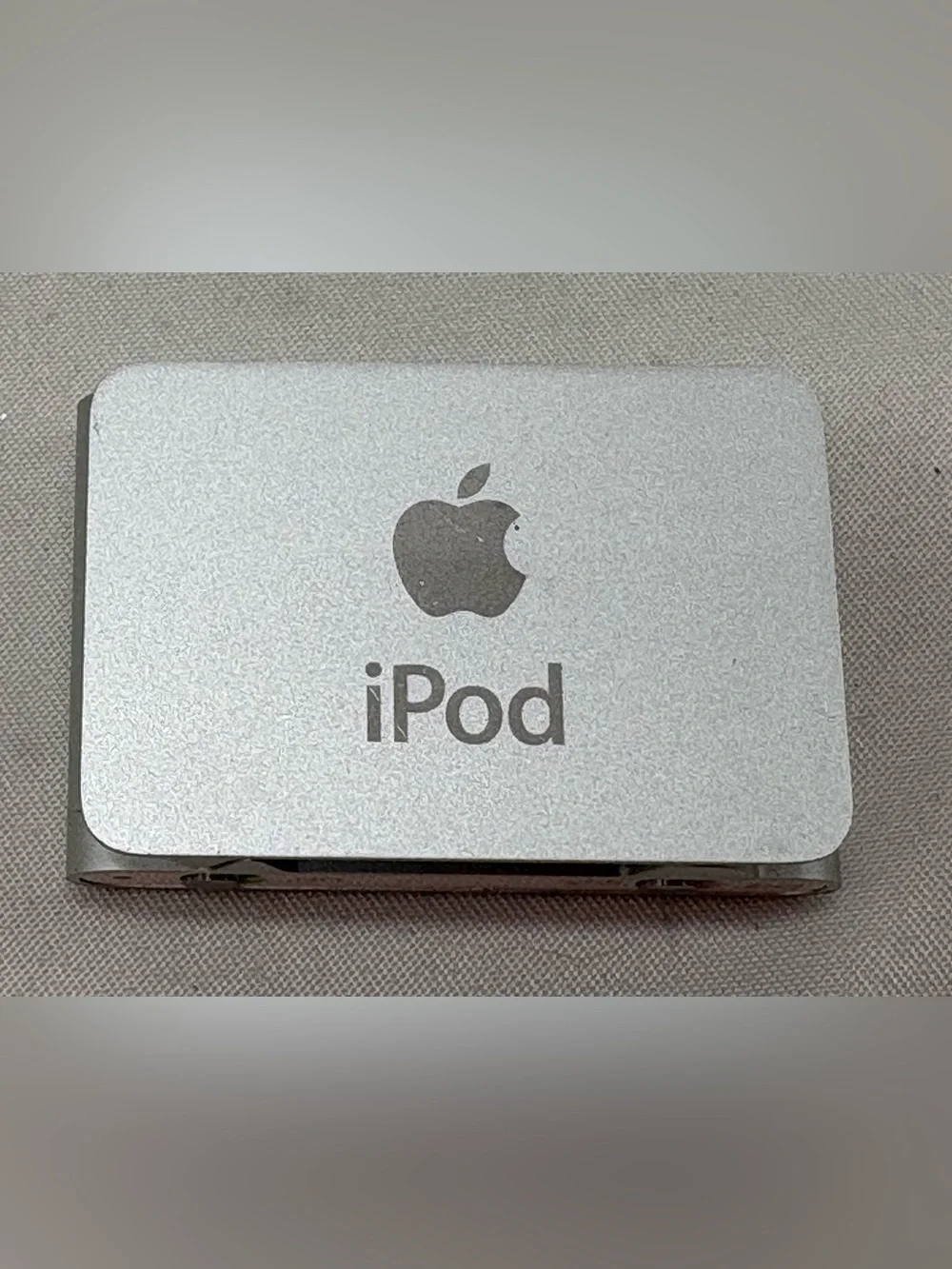 Apple iPod shuffle 2nd Gen Silver 1GB A1024 MA564LL/A - Untested & No OEM Dock